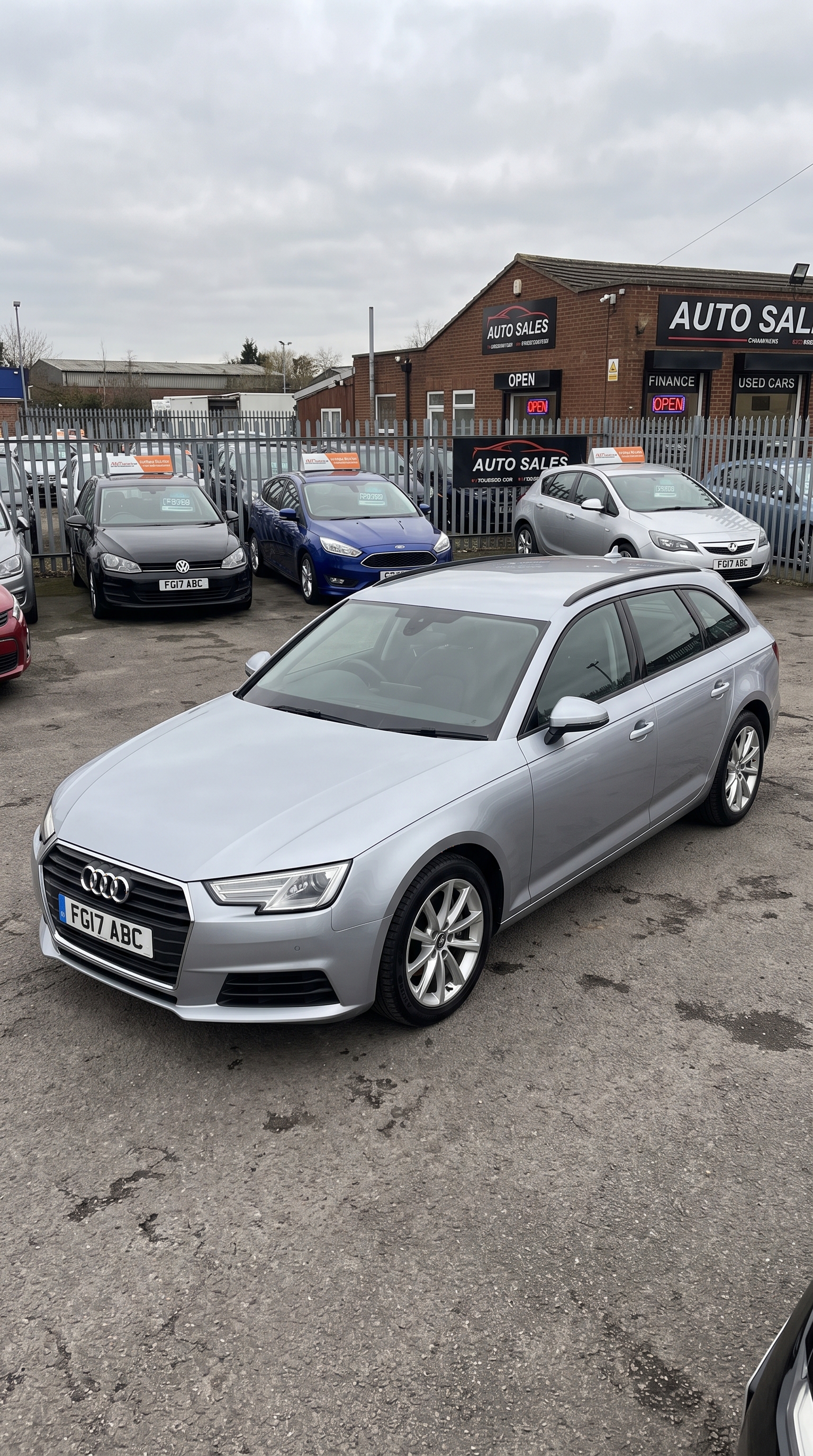 Standard unedited Audi A4 Avant lot photo